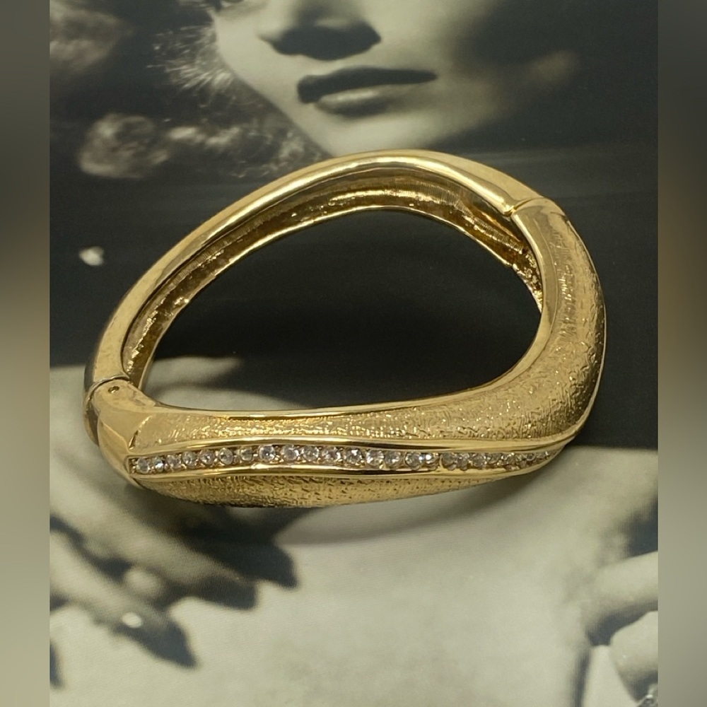 VINTAGE RHINESTONE HINGED CLAMPER WAVE GOLD TONE BANGLE BRACELET